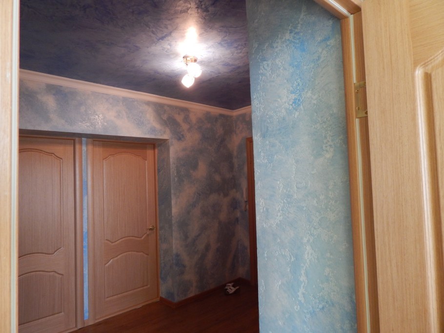 Декоративка в коридоре голубой