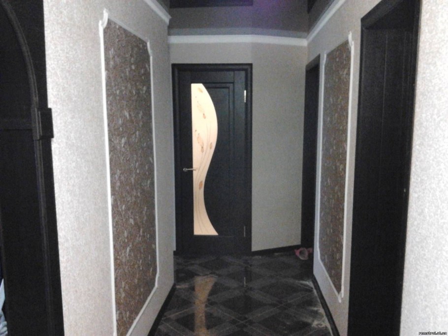 Поклейка обоев в коридоре хрущевки