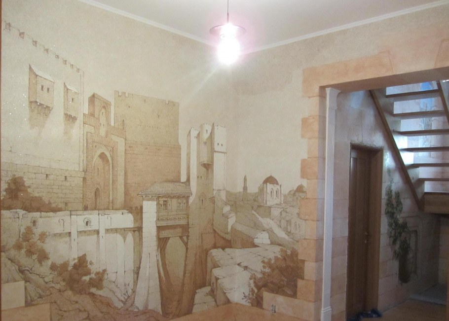 Фреска горы на стене в прихожей