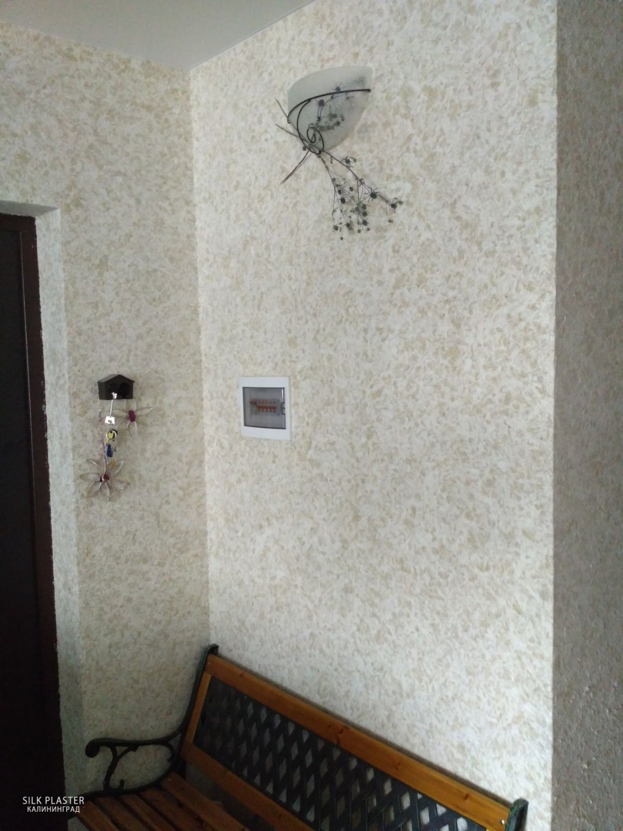 Жидкие обои в прихожей