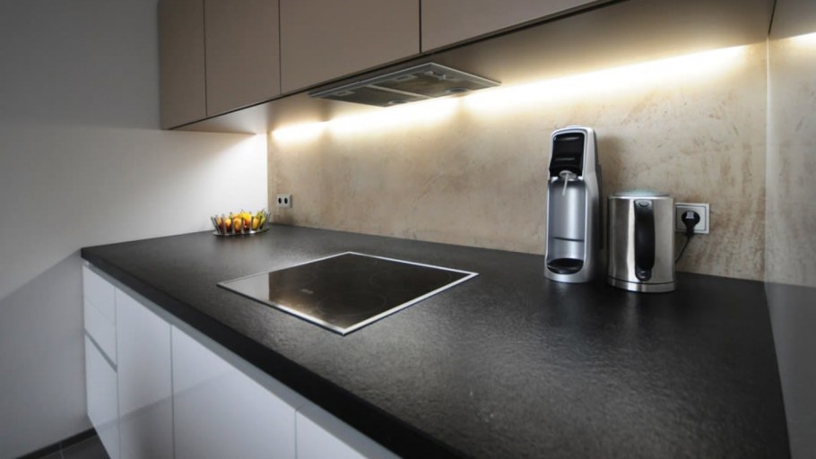 Мрамор и дерево в интерьере кухни