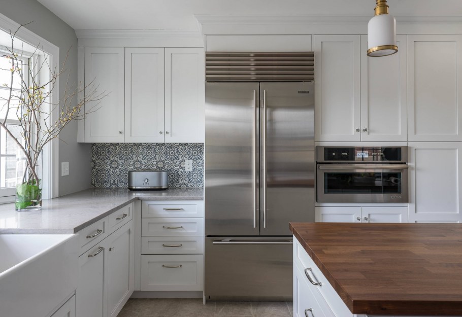 Серая кухня и большой белый шкаф