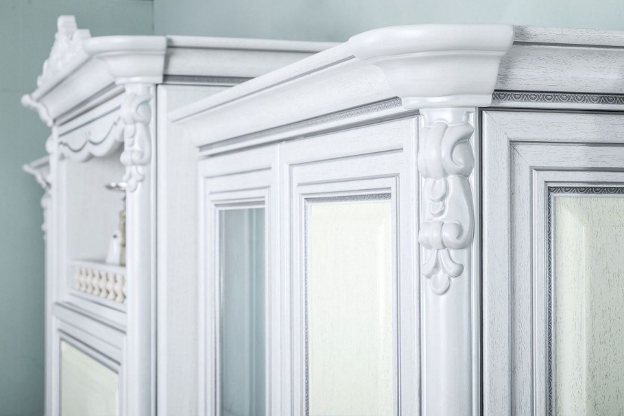 Полуколонны в интерьере гостиной