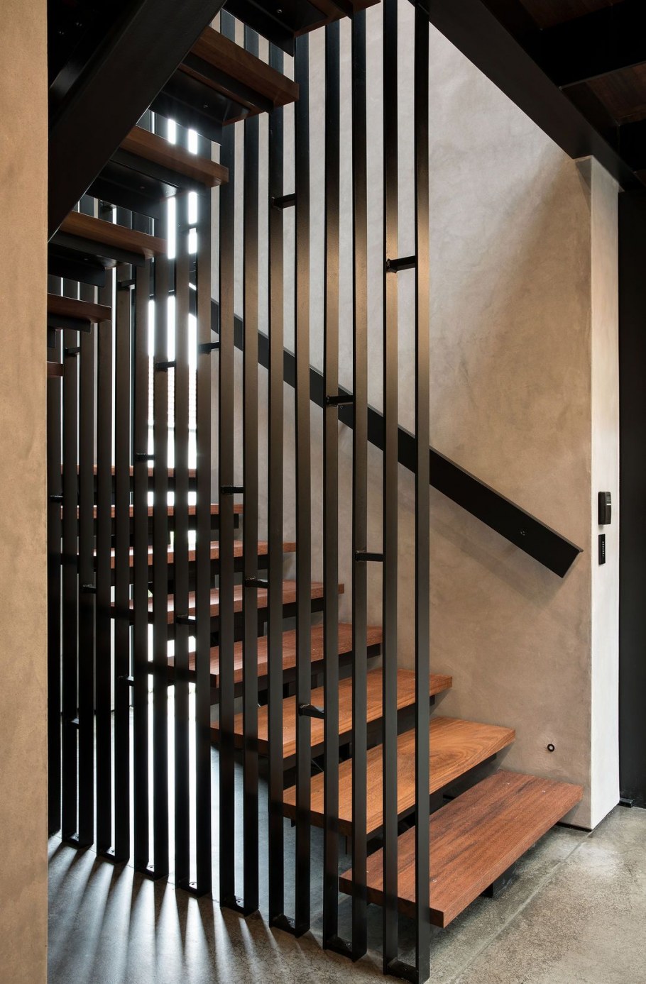 Лестница с деревянными рейками