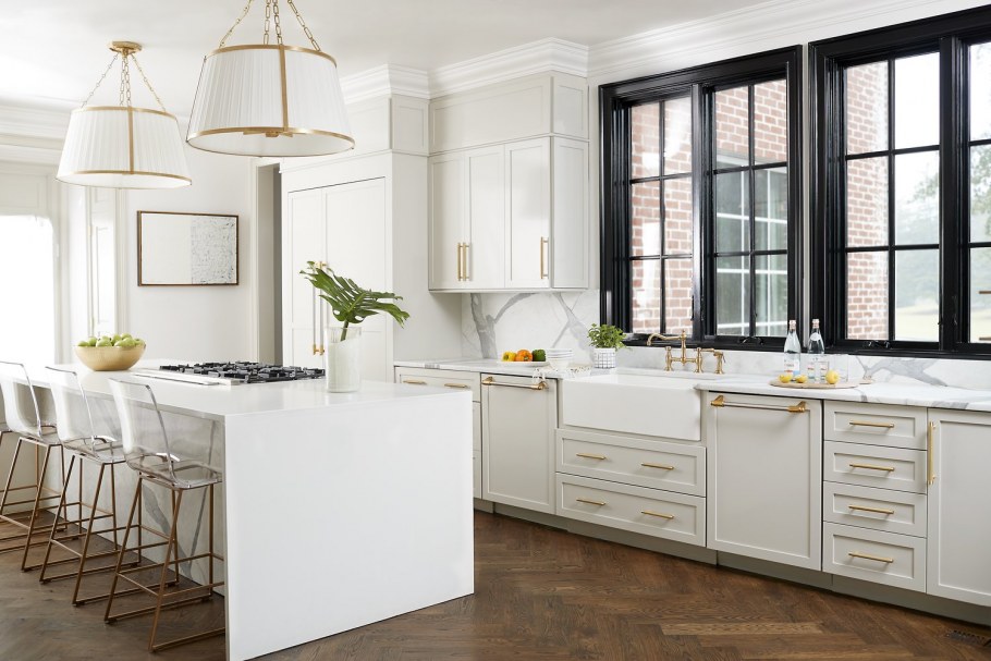 Кухня с коричневыми окнами