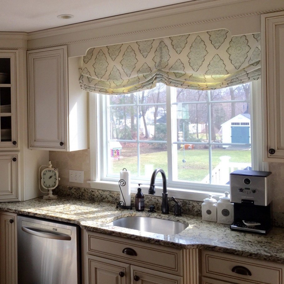 Красивые кухни вдоль окна