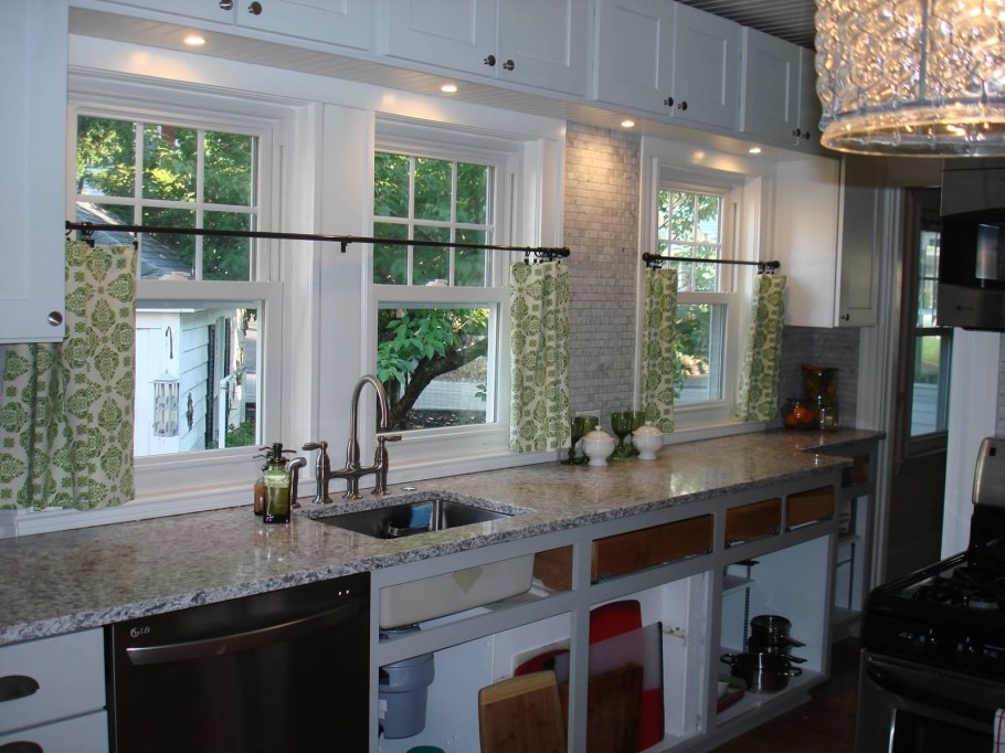 Шторы на кухню с мойкой у окна