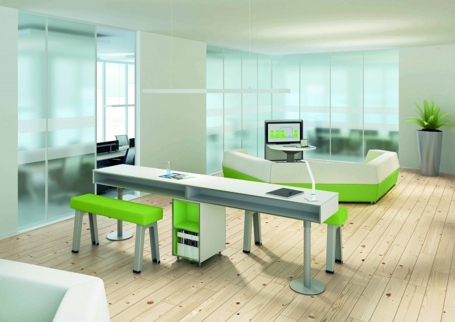 Зеленый диван в интерьере офис