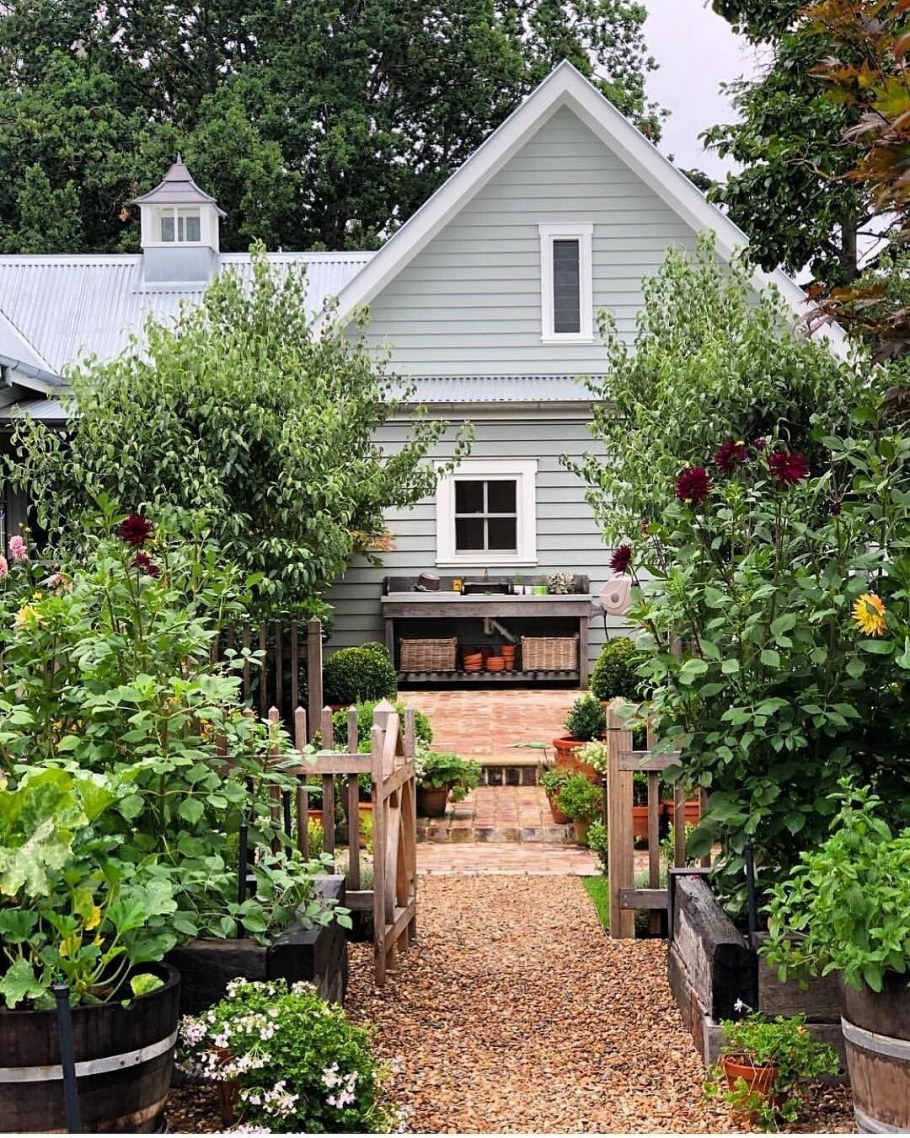 Загородный дом с огородом