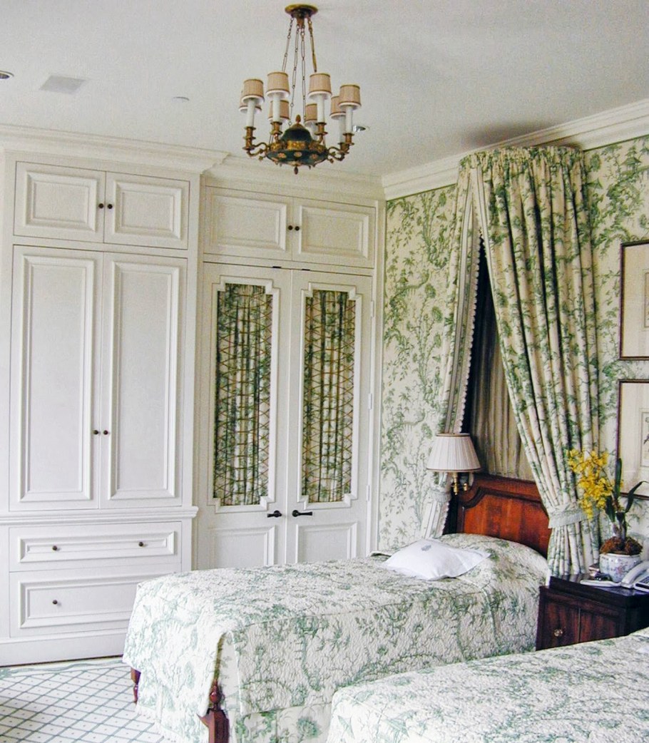 Шкаф во французском стиле