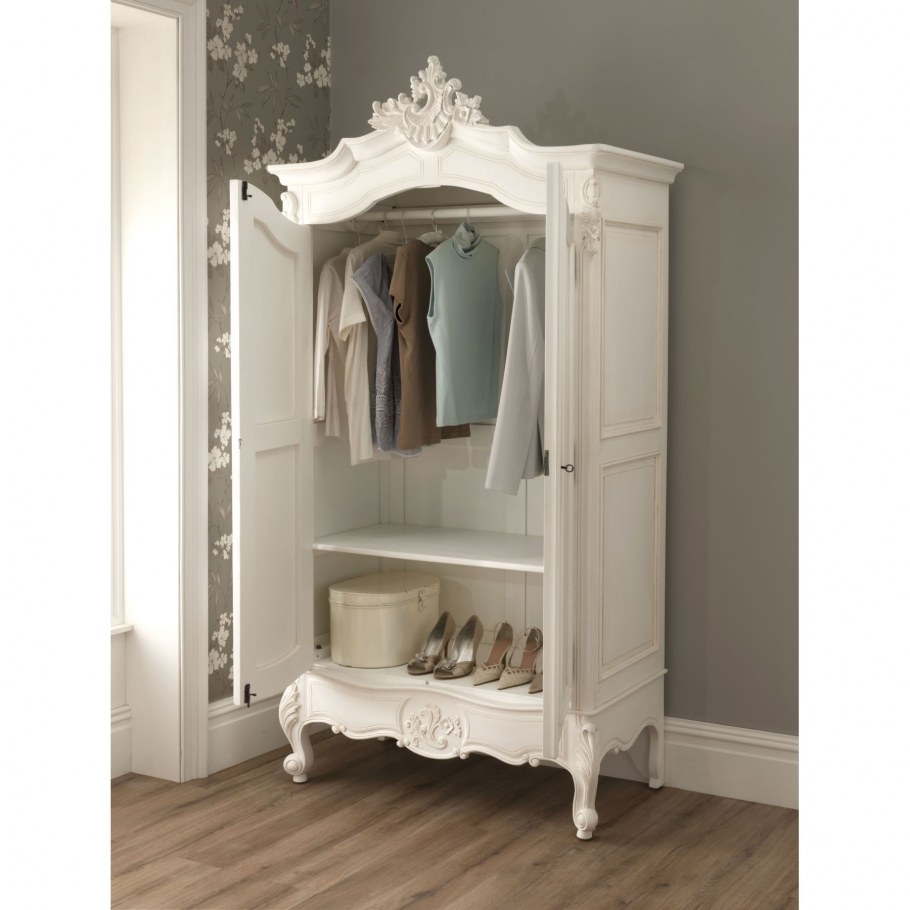 Распашная дверь в гардеробную из спальни