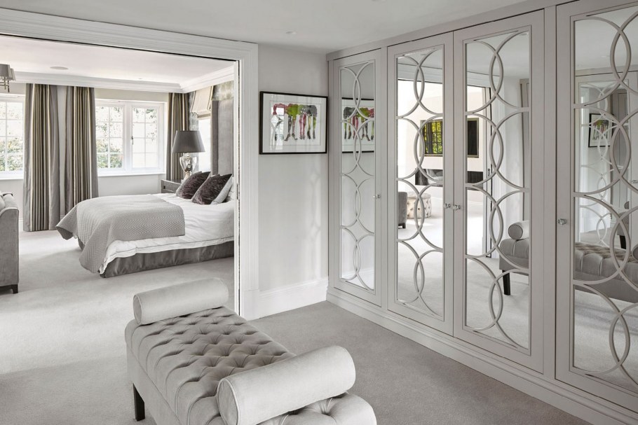 Шкаф в классическом интерьере