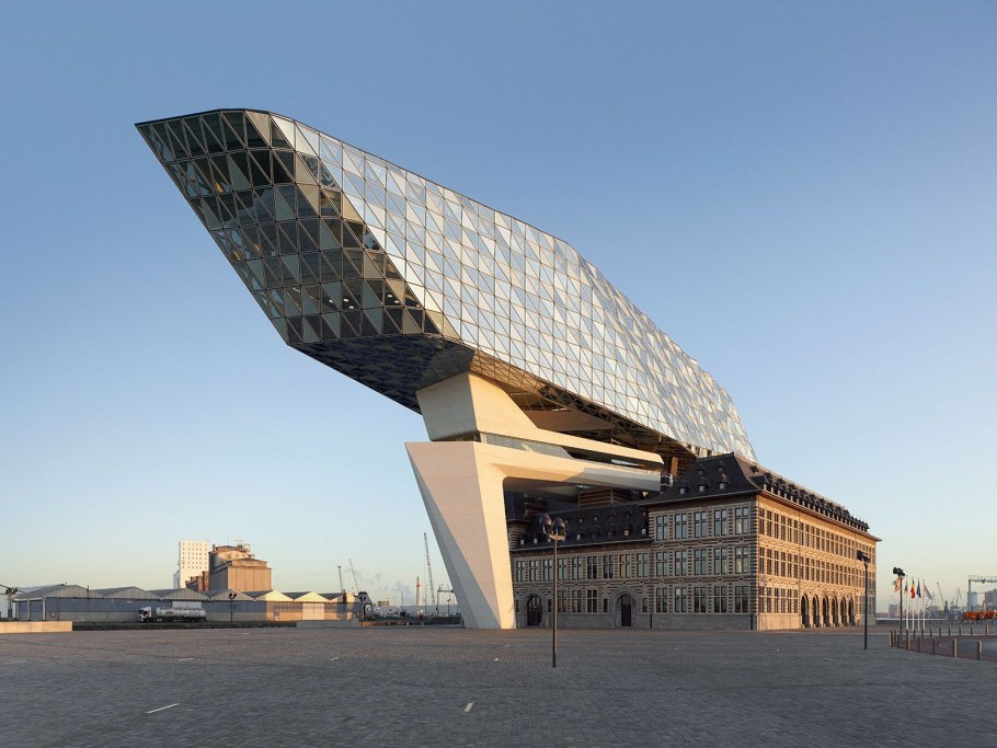 Деконструективизм Захи Хадид