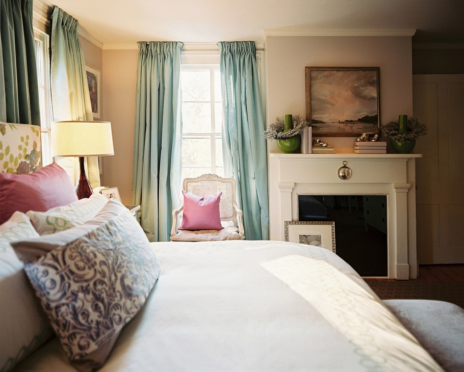 Дизайн спальни синие шторы и покрывало