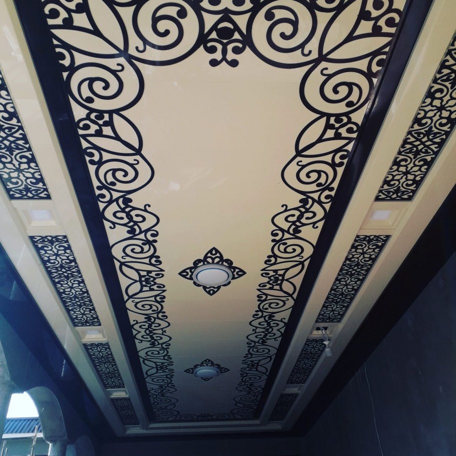 Классический декор потолка