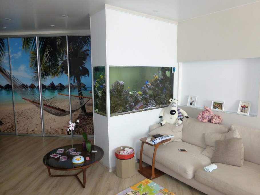 Аквариум встроенный в стену