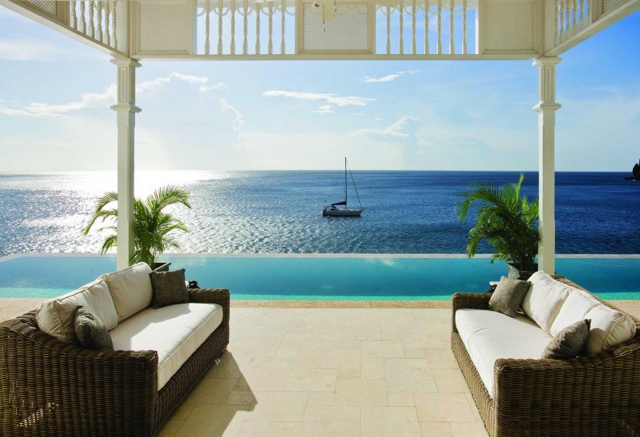 Красивый открытый балкон