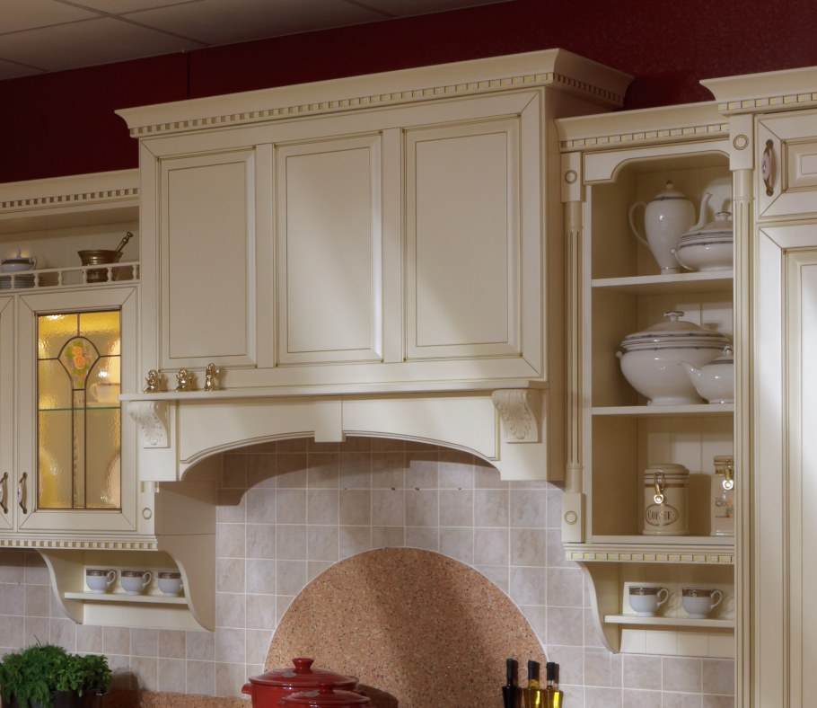 Вытяжка в классической кухне