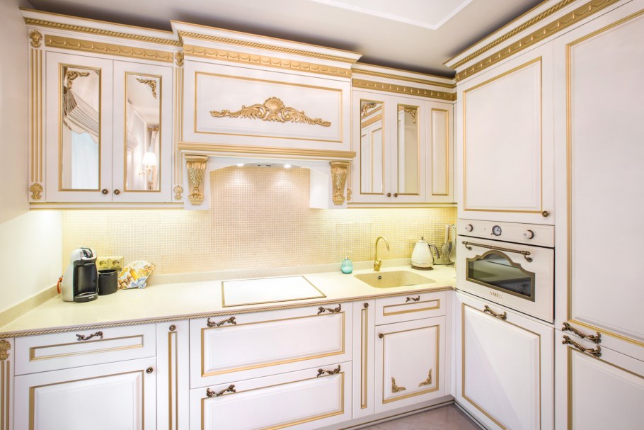 Классическая кухня со встроенной вытяжкой