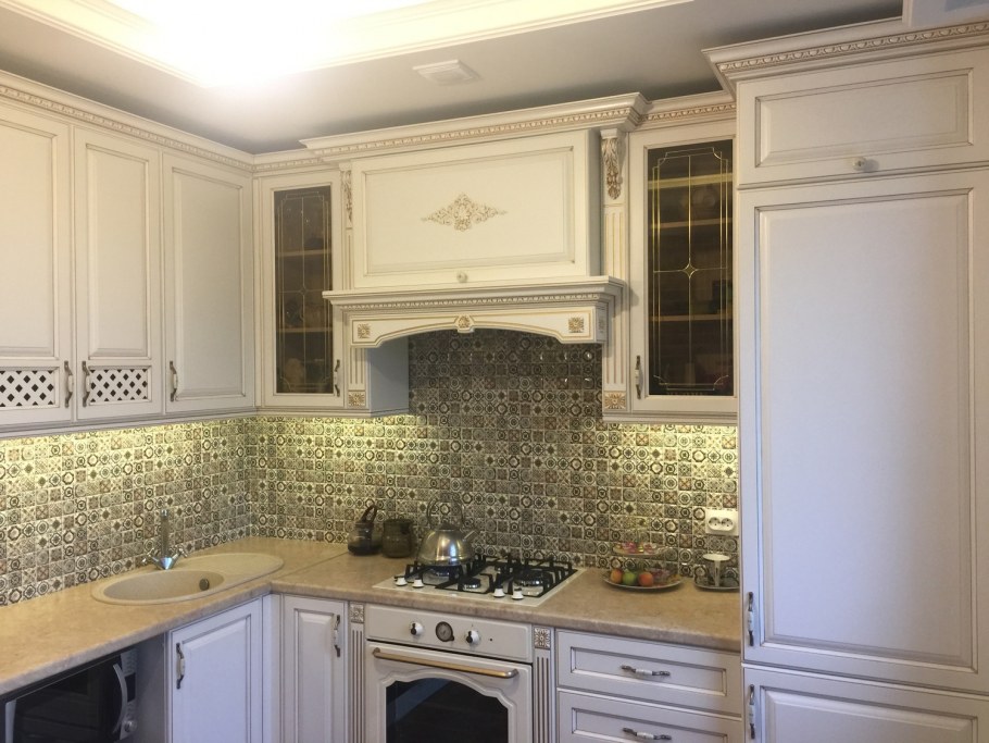 Классическая кухня со встроенной вытяжкой