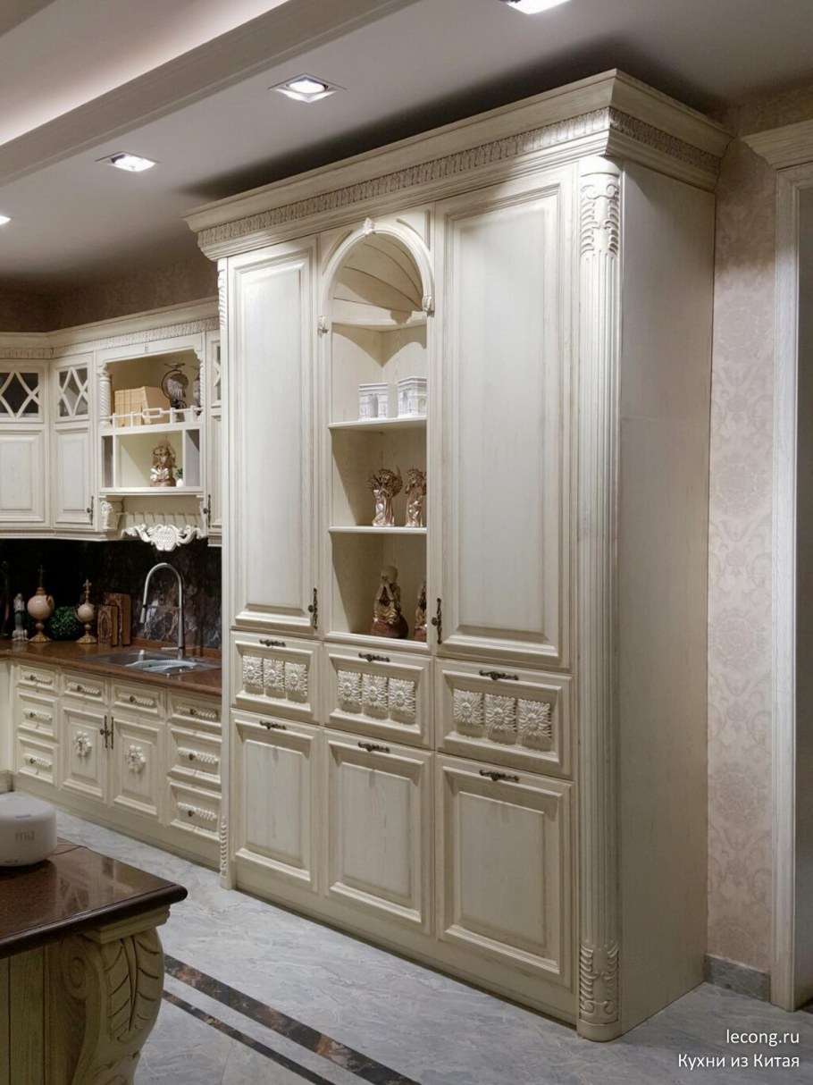 Кухня в классическом стиле с колоннами