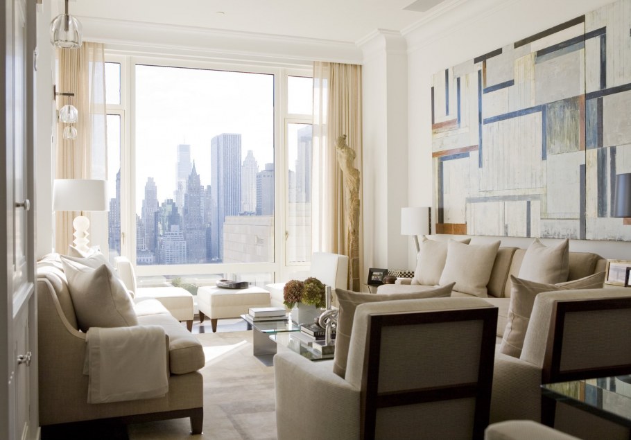 Светлая гостиная с панорамными окнами