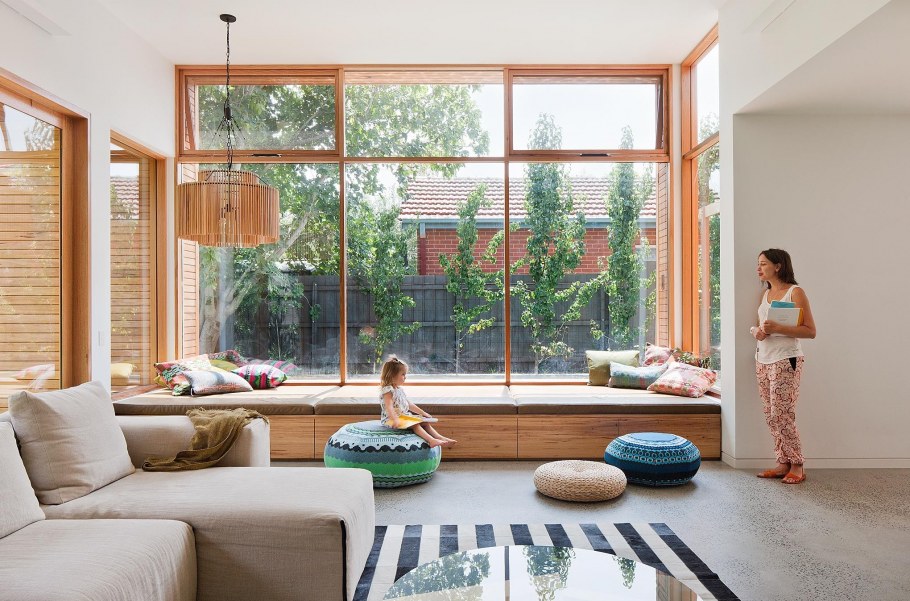 Интерьер с большими окнами