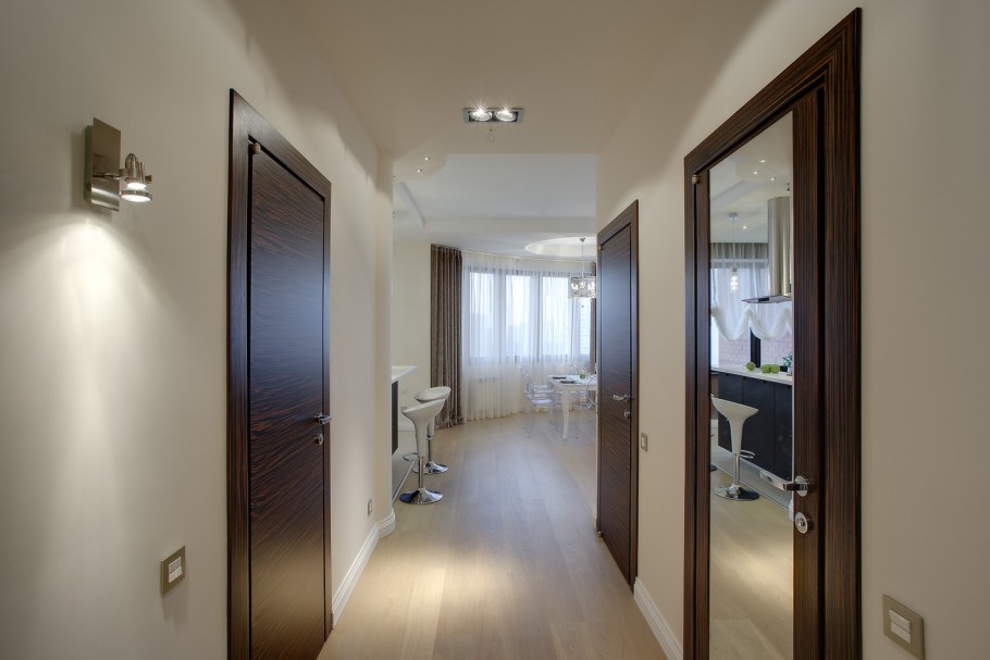 Светлые двери с темными наличниками