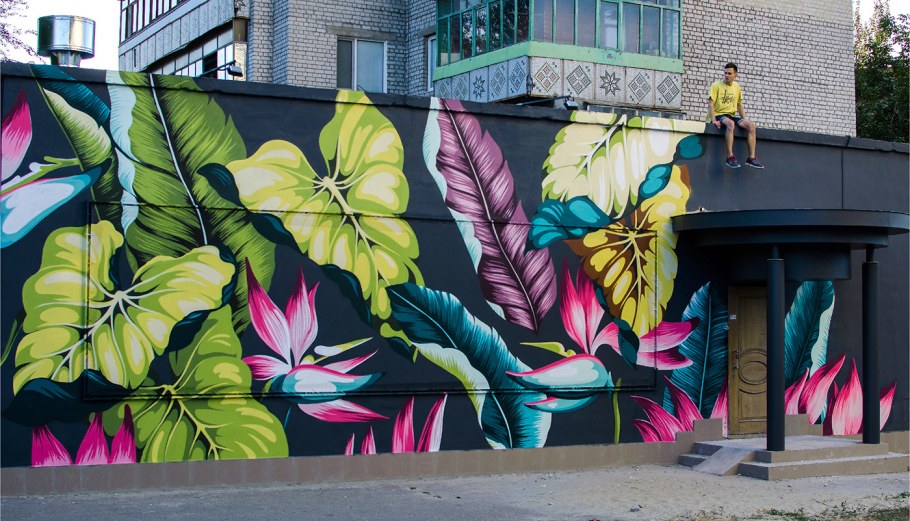 Стрит арт с растениями