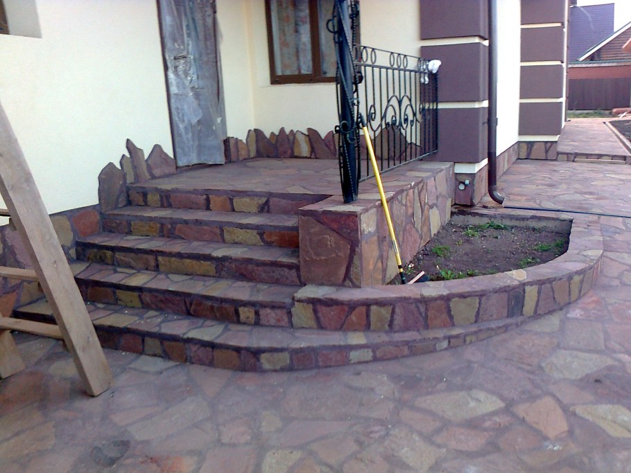 Отделка крыльца камнем