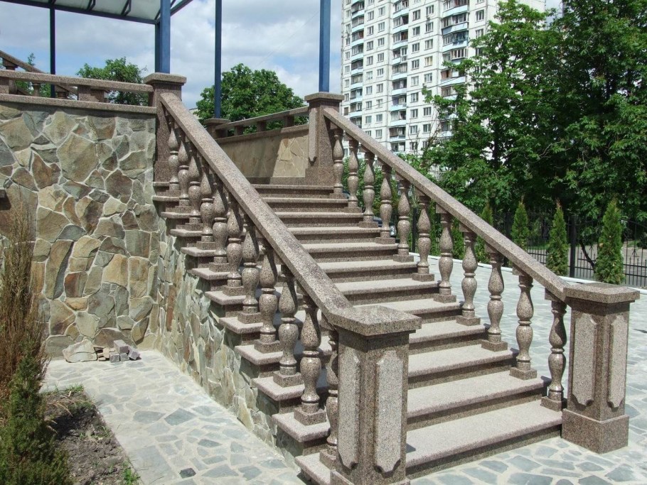 Отделка крыльца натуральным камнем