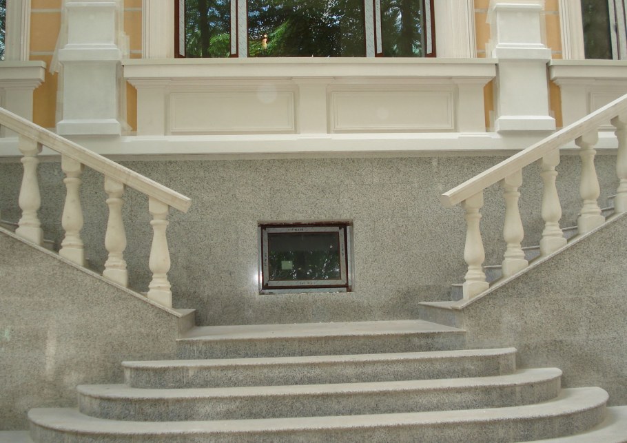 Анфилада мраморных ступеней