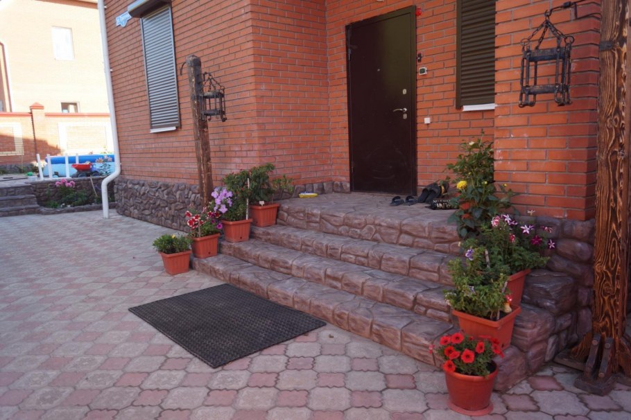 Крыльцо из гранита сезам Блэк