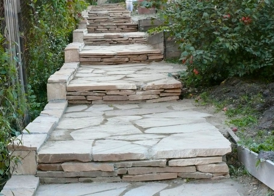 Лестница из дагестанского камня