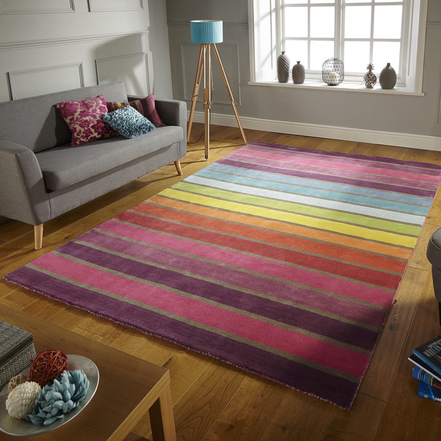 Яркий ковер в гостиную