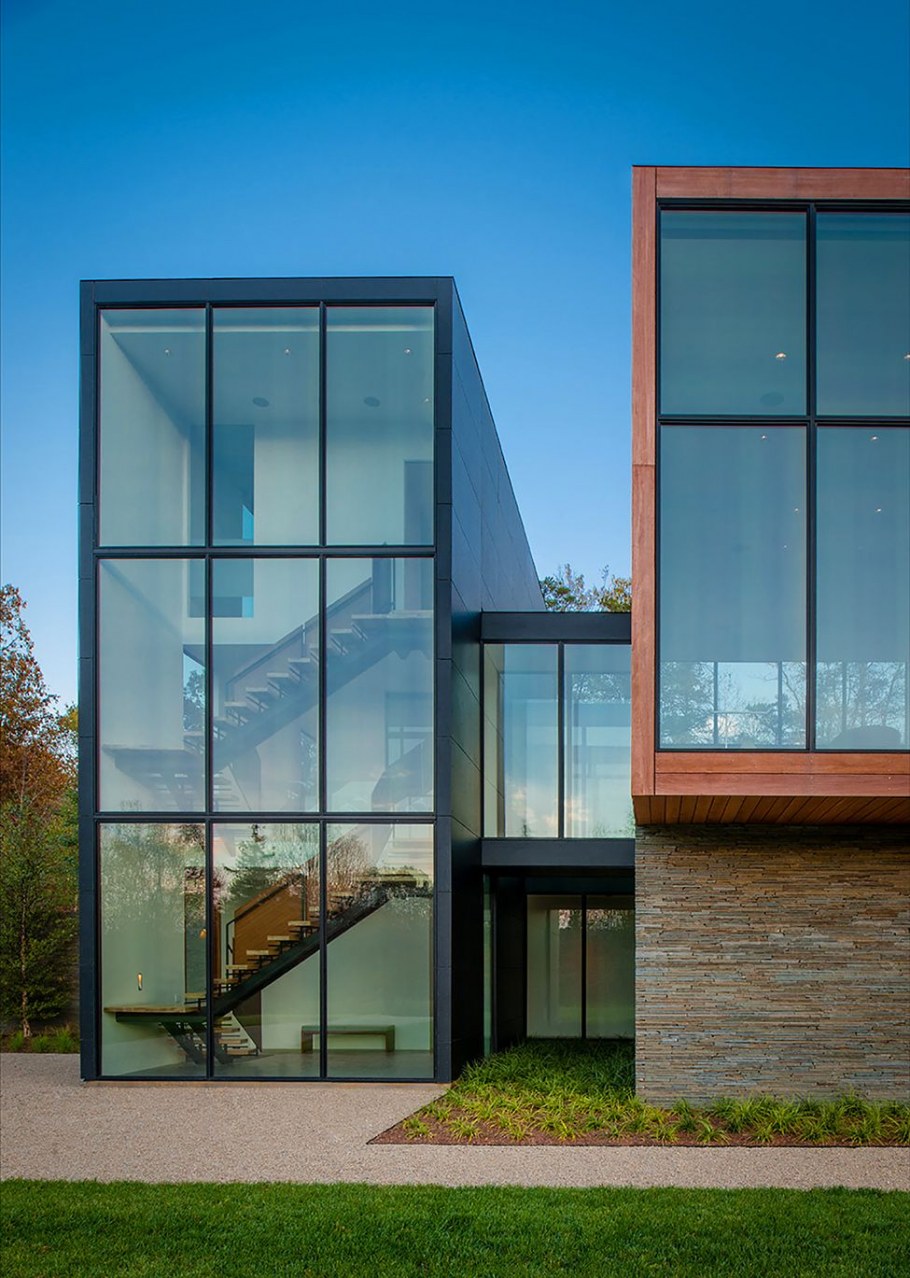 Дом со стеклянным фасадом