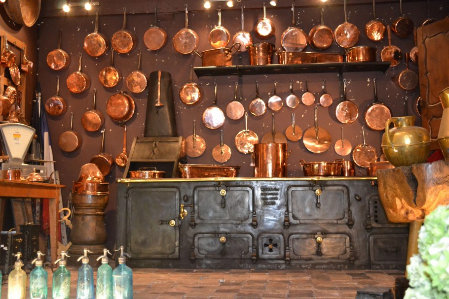 Медная посуда в интерьере кухни