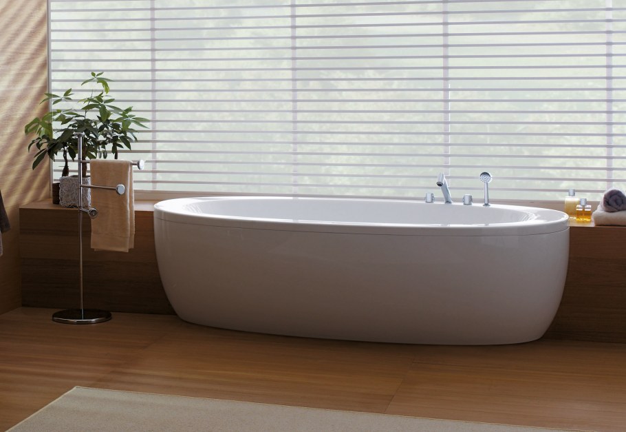 Отдельностоящая ванна в маленькой