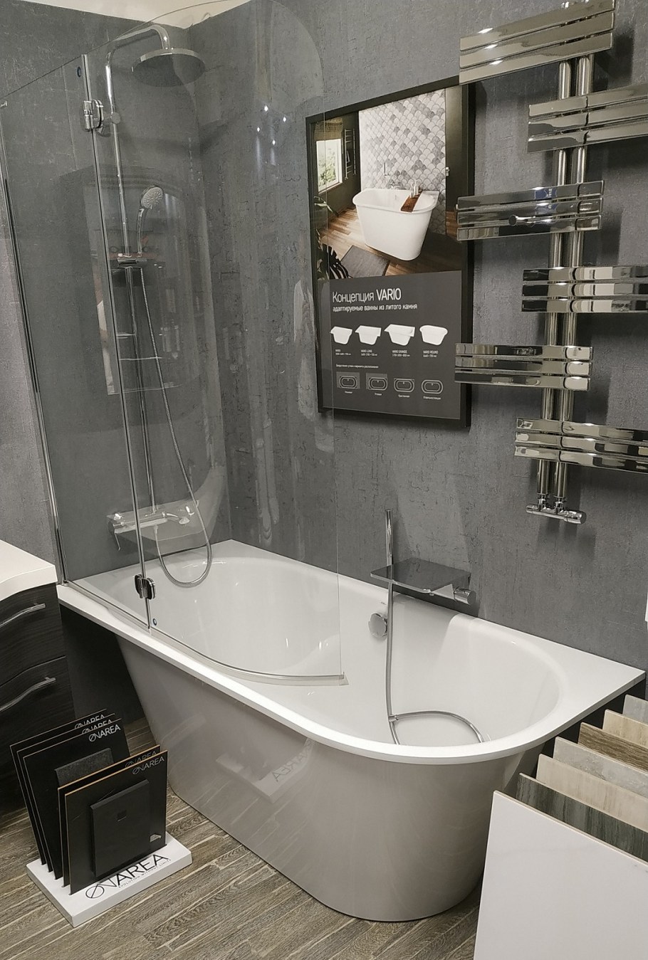 Отдельностоящая ванна в маленькой ванной