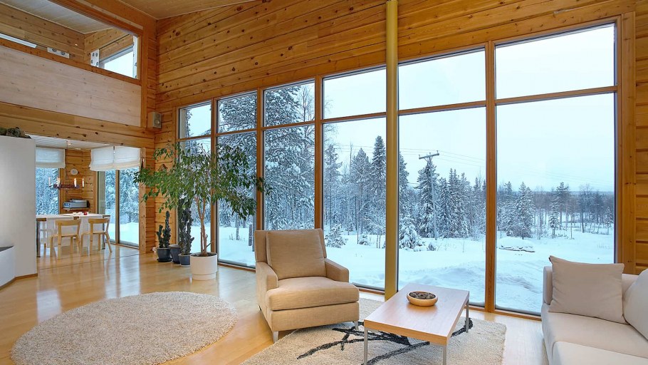 Деревянный дом с панорамными окнами