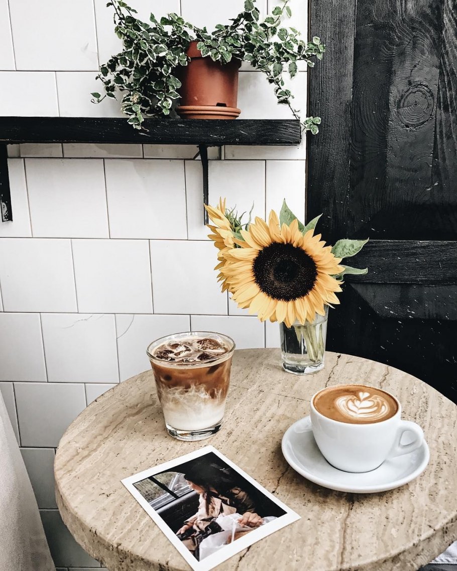 Чашка кофе в интерьере