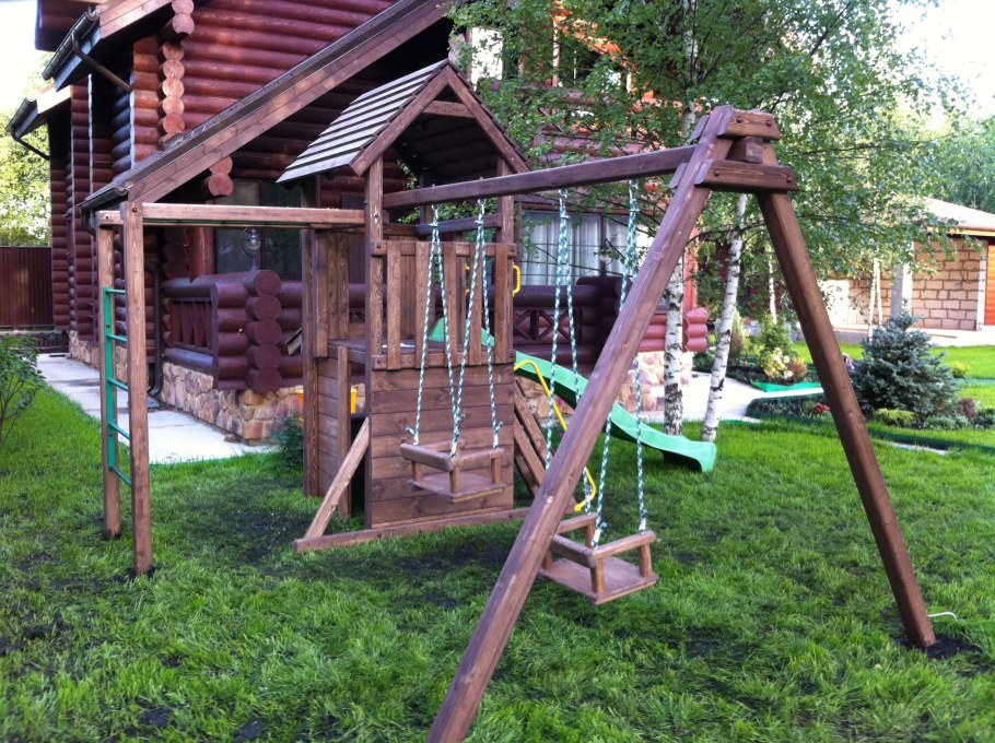 Деревянная площадка для дачи