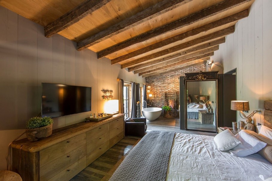 Спальня с деревянными балками