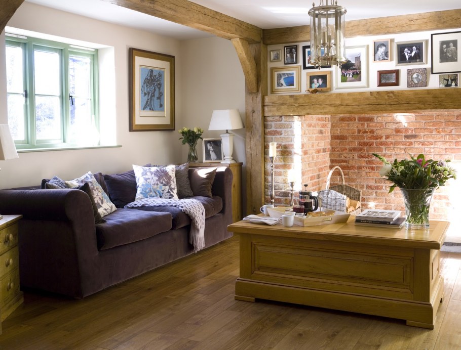 Кирпич и дерево в интерьере гостиной