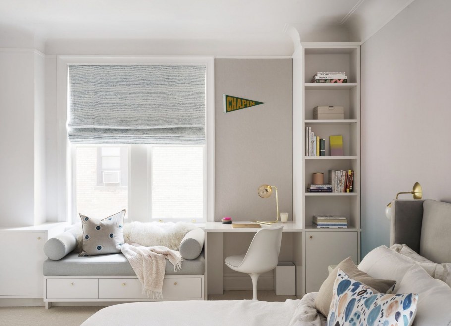 Стеллажи у окна в детской