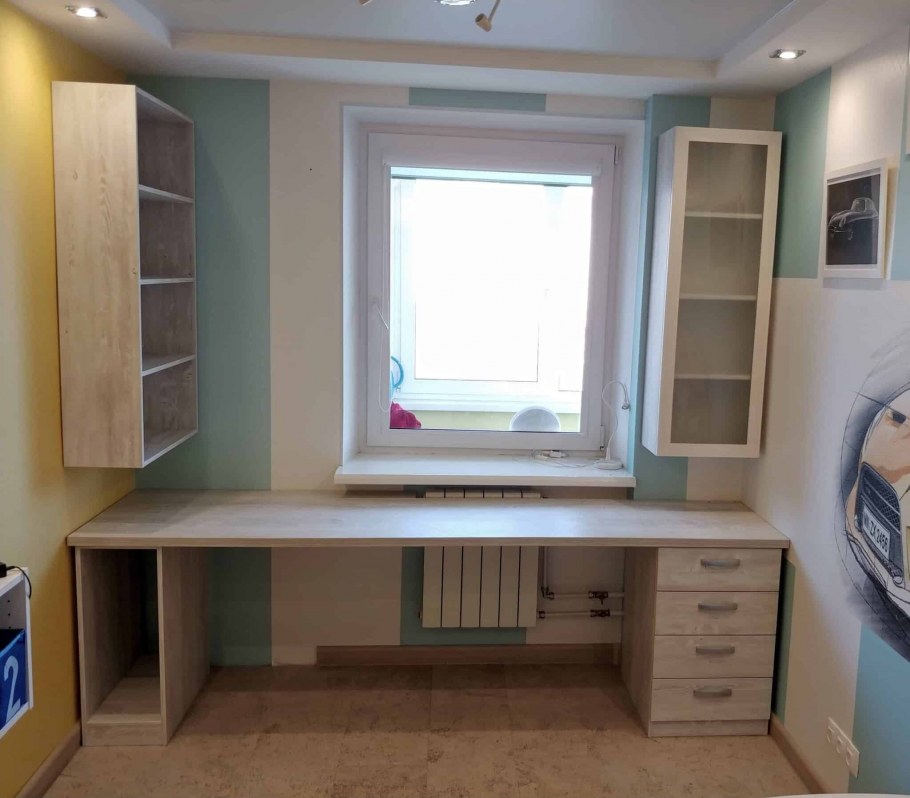 Стол вдоль окна в детской