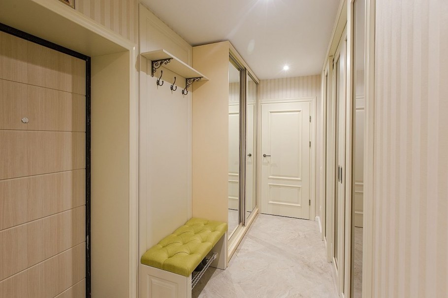 Прихожая в трехкомнатной квартире