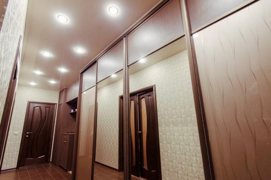 Потолок в узком коридоре