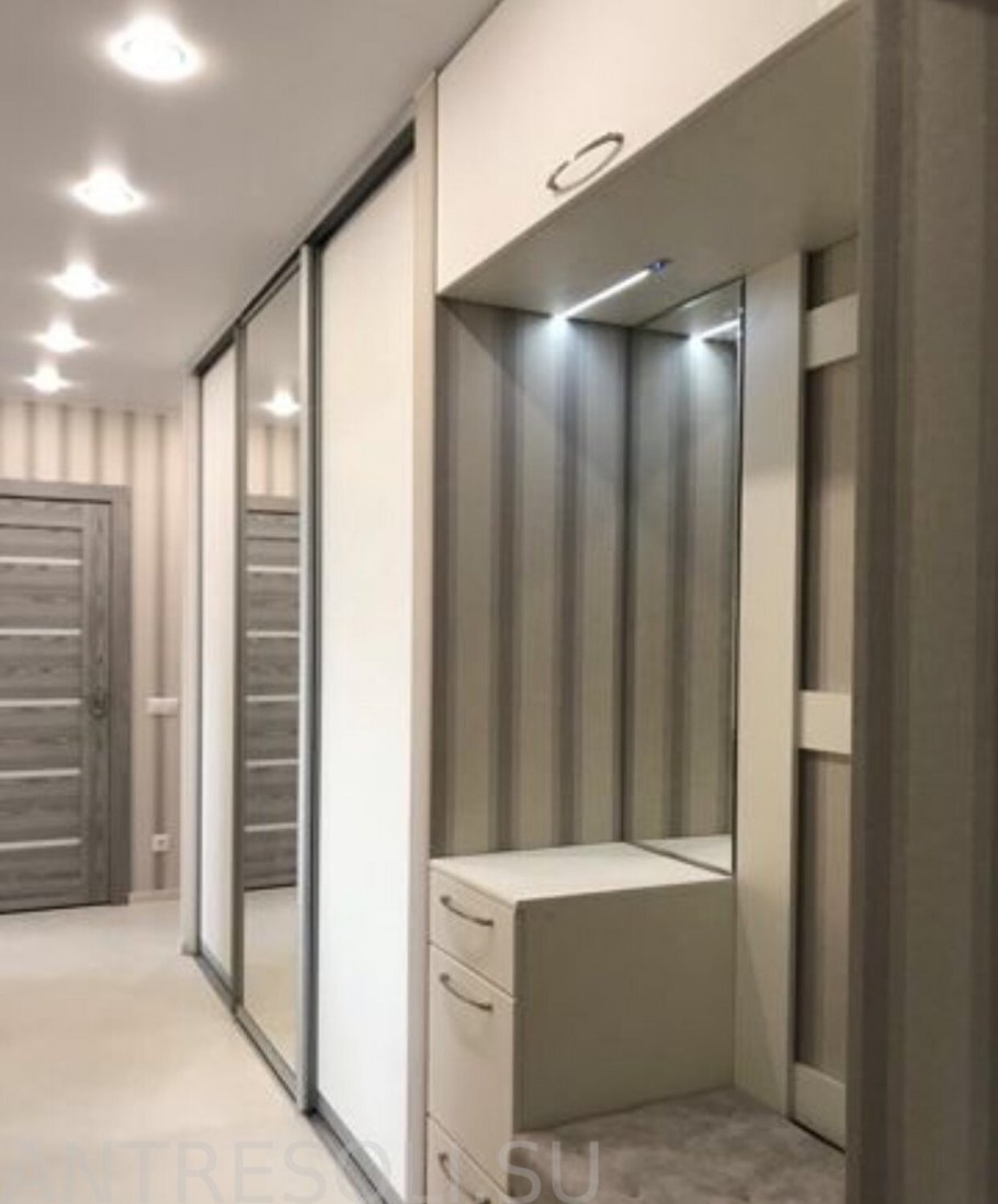 Интерьер узкой прихожей