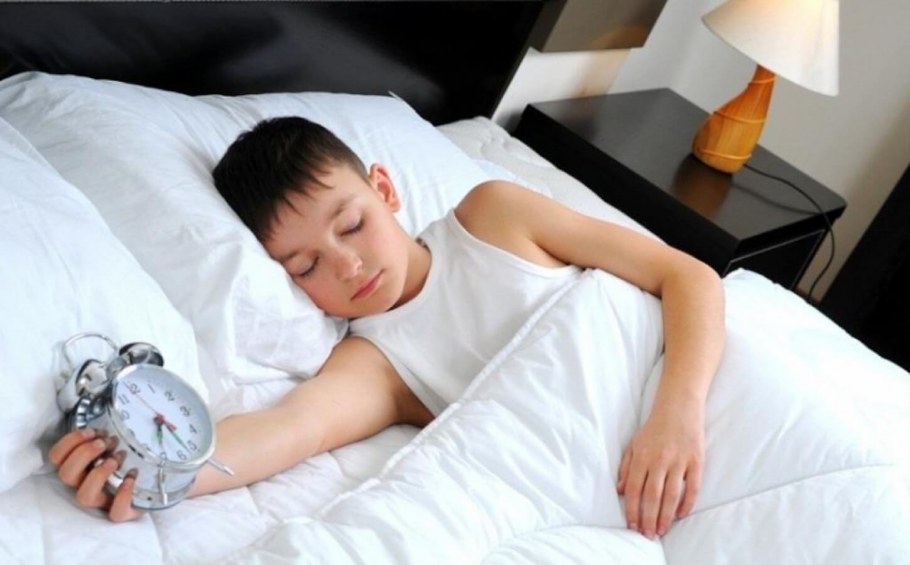 Мальчик спит